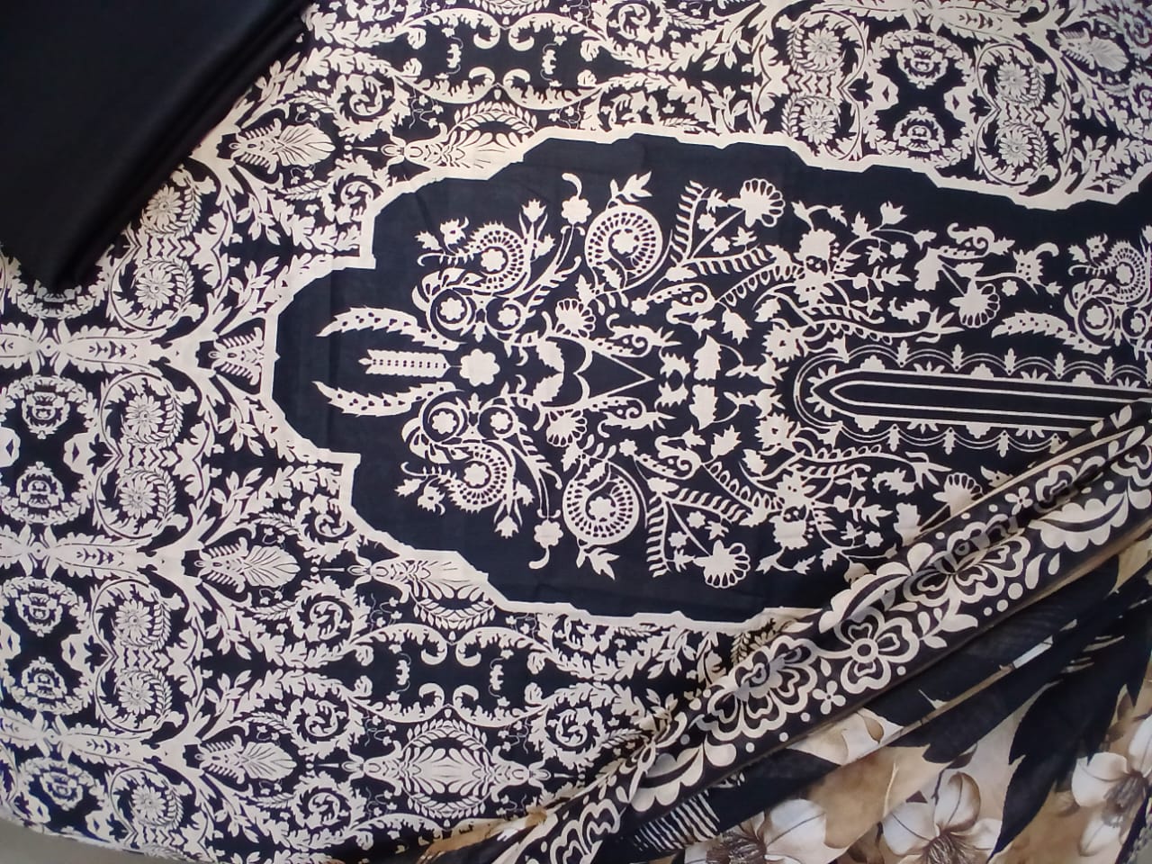 Printed lawn trouser design of Motifz Zohra unstitched suit
